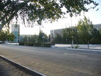Город Турткуль. Вид куранта и здании Админстрации района.JPG