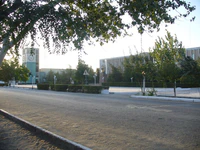 Город Турткуль. Вид куранта и здании Админстрации района.JPG