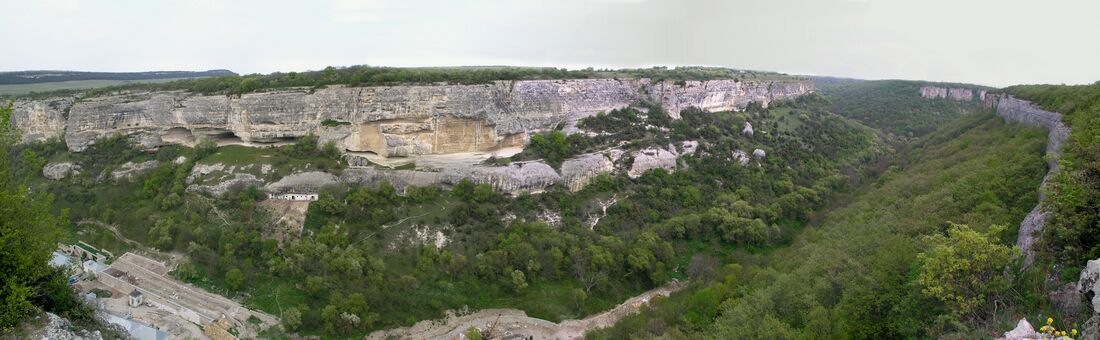 Панорама ущелья Марьям-Дере (внизу видно современное строительство по расширению монастыря)