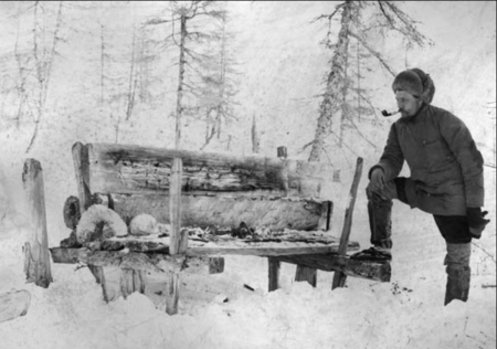 В.&nbsp;Н.&nbsp;Васильев у якутского воздушного захоронения, Красноярская область, 1905