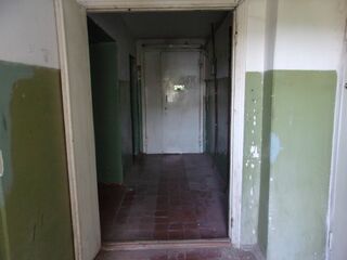 8-й этаж, выход из лифта (первая дверь слева). Здесь Криштопа нанёс жертве оглушающий удар.