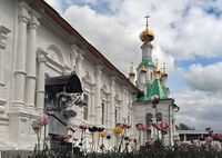 Летом в монастыре.jpg