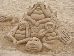 Три обезьяны, скульптура из песка, Ла-Рошель, Франция