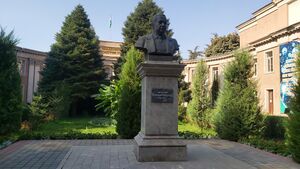 Памятник Б. Гафурову.jpg