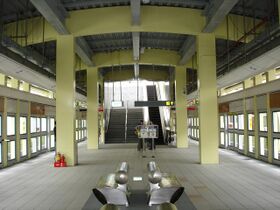 Xihu Station platform.jpg