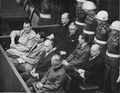 Sudanalaižed ičeze ložas. Ezmäine rivi, hurpolespäi oktaha: German Gering, Rudol'f Gess, Ioahim fon Ribbentrop, Vil'gel'm Keitel'; toine rivi, hurpolespäi oktaha: Karl D'onic, Erih Reder, Bal'dur fon Širah, Fric Zaukel'