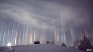 Световые столбы от искусственных источников света над городом Норт-Бей (Онтарио, Канада)