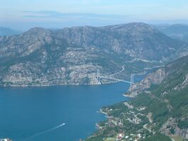 Lysefjordbrua fra Uburen.jpg