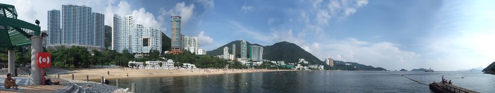 Пляж Рипалс-Бэй. На переднем плане слева на право — Repulse Bay Apartments, The Repulse Bay и Grosvenor Place