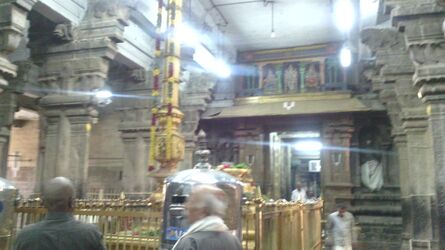 Sri Rangam Temple Inside.jpg