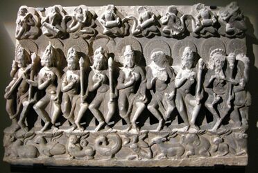 India centro-settentrionale, saptamatrika danzanti, XI sec 01.JPG