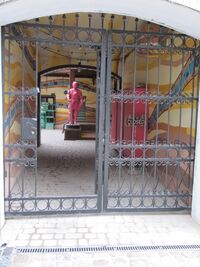 Красный рыцарь во дворе дома 20 пр Кирова.jpg