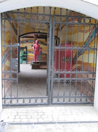 Красный рыцарь во дворе дома 20 пр Кирова.jpg