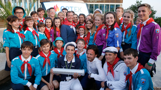 Dmitry Medvedev in Artek (2015-06-16) 8.png