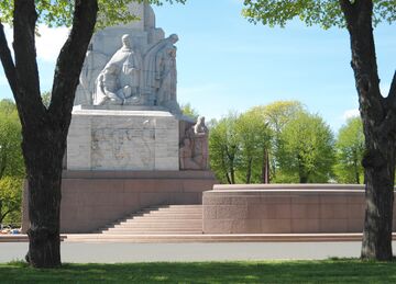 Freedom Monument - panoramio.jpg