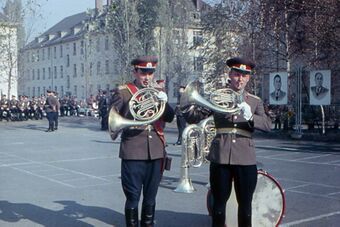 Grimma. Не музыканты В. Башаров и А. Дорофеев на плацу 67-го гв. мсп. Гримма 1970..jpg
