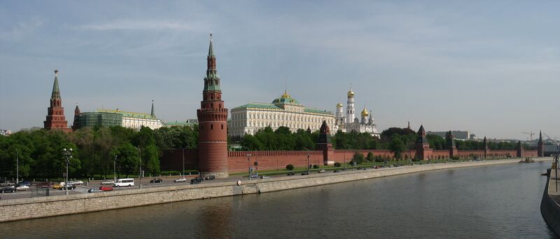 Панорама Московского Кремля: вид на Кремлёвскую набережную. На фотографии запечатлены башни (слева направо): Боровицкая, Водовзводная, Благовещенская, Тайницкая, Первая безымянная, Вторая безымянная, Петровская, Беклемишевская. Над стенами возвышаются Большой Кремлёвский дворец, купола Архангельского собора и колокольня Ивана Великого.