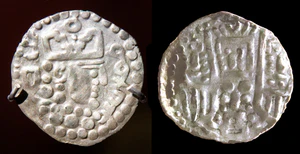 Монета согдийского правителя Тургара, ихшида Самарканда. Профиль и имя правителя на аверсе, алтарь огня с сопровождающими на реверсе. Раскопки в Пенджикенте, VIII век н. э., Национальный музей древностей Таджикистана[1].