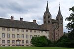 Corvey Schloss und Abteikirche.jpg