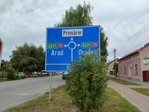 Panneau de signalisation routière de direction à Chișineu-Criș.jpg