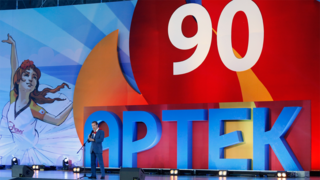 Dmitry Medvedev in Artek (2015-06-16) 7.png