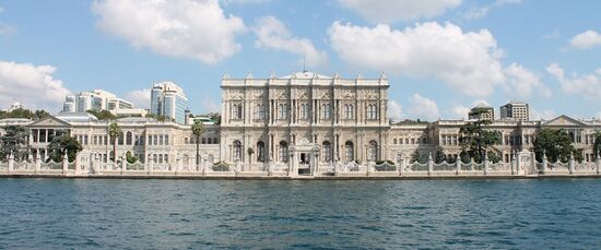 Дворец Долмабахче был построен в 1856 году и служил главным административным центром Османской империи с 1856 по 1922 год, за исключением 22-летнего перерыва (1887—1909), когда использовался дворец Йылдыз.