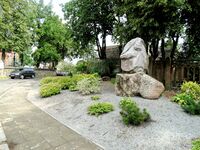 Akmenė, akmuo prie bažnyčios.JPG