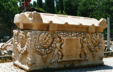 Hellenistischer Sarkophag in Aphrodisias.jpg