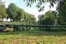 Footbridge in Polezhayevsky park.jpg