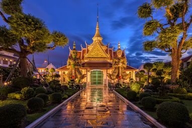 The sculptures of two mythical giant demons, Thotsakan and Sahatsadecha, guarding the eastern gate of the main chapel of Wat Arun, Bangkok.jpg