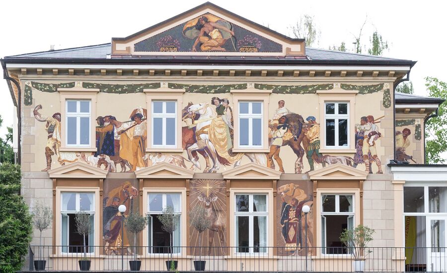 Фрески на фасаде работы Августа Гро (всадники в центре изображают дочь и зятя заказчика росписи)