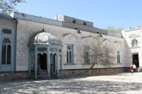 Sitori-i-Mokhi Khosa palace main yard 3.JPG