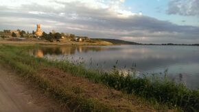 Пруд и дорога возле монастыря.jpg