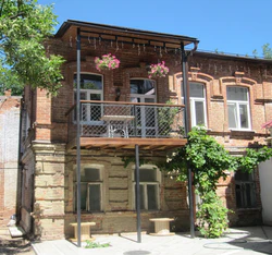 Флигель во дворе Саратов.jpg