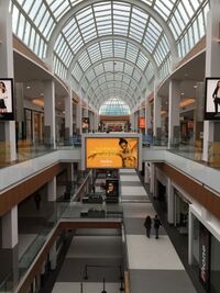 Roosevelt Field Mall interior 2016.jpg