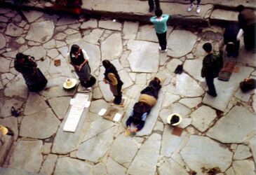 Pilgrims prostrating at Jokhang.JPG