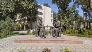 Памятник Айни и Горькому в Душанбе.jpg