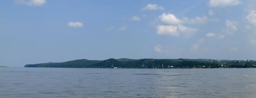 Вид с акватории Амура на Воронежские высоты (невысокий горный массив севернее Хабаровска)