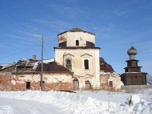 Слева - Покровская церковь.JPG