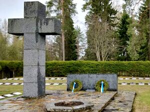 Мемориальное кладбище возле церкви в Китеэ