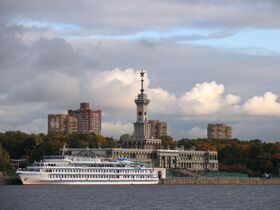 Здание Северного речного вокзала на водохранилище