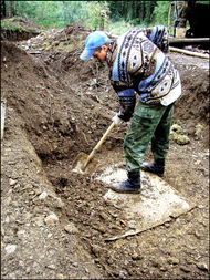 Егор отбирает породу в канаве2.jpg