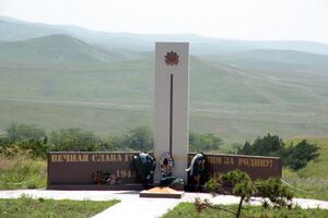 Стела героям Великой Отечественной войны в парке санатория Серноводск-Кавказский в Чечне, июнь 2016