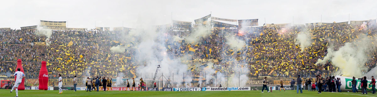 Трибуны с болельщиками «Пеньяроля» во время Класико против «Насьоналя»