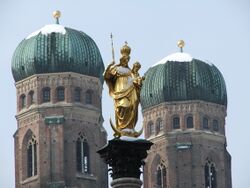 Maria vor ihrer Kirche.jpg