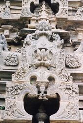 Kirtimukha relief decoration at Amruteshvara temple in Annigeri.JPG