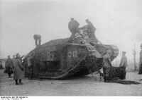 Bundesarchiv Bild 146-1998-098-10, Bei Cambrai, erbeuteter englischer Panzer.jpg
