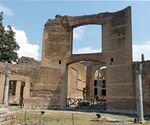 Building three exedrae Villa Adriana n2.jpg