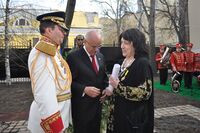 Ансамбль Гренада. Награждение Т.Владимирской орденом Республики Венесуэла Франсиско де Миранда (Москва, 2011).jpg