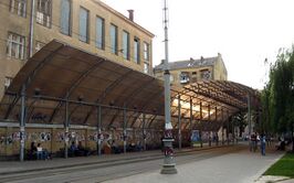 Трамвайная остановка в центре Львова.jpg